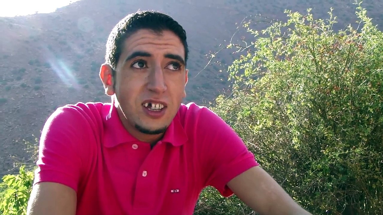 HUMOUR MAROC : Bledar qui parle francais, et explique les qualités du bled