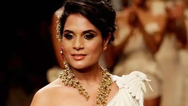 Richa Chadda Walks The Ramp For Anand Shah @ IIJW 2015
