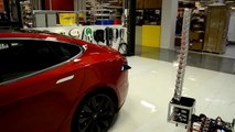 Un robot en forme de tentacule charge la supercar Tesla Model S electrique