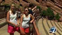 Sam Smith photobomb - le chanteur passe inaperçu à Red Rocks et s'amuse avec 2 demoiselles