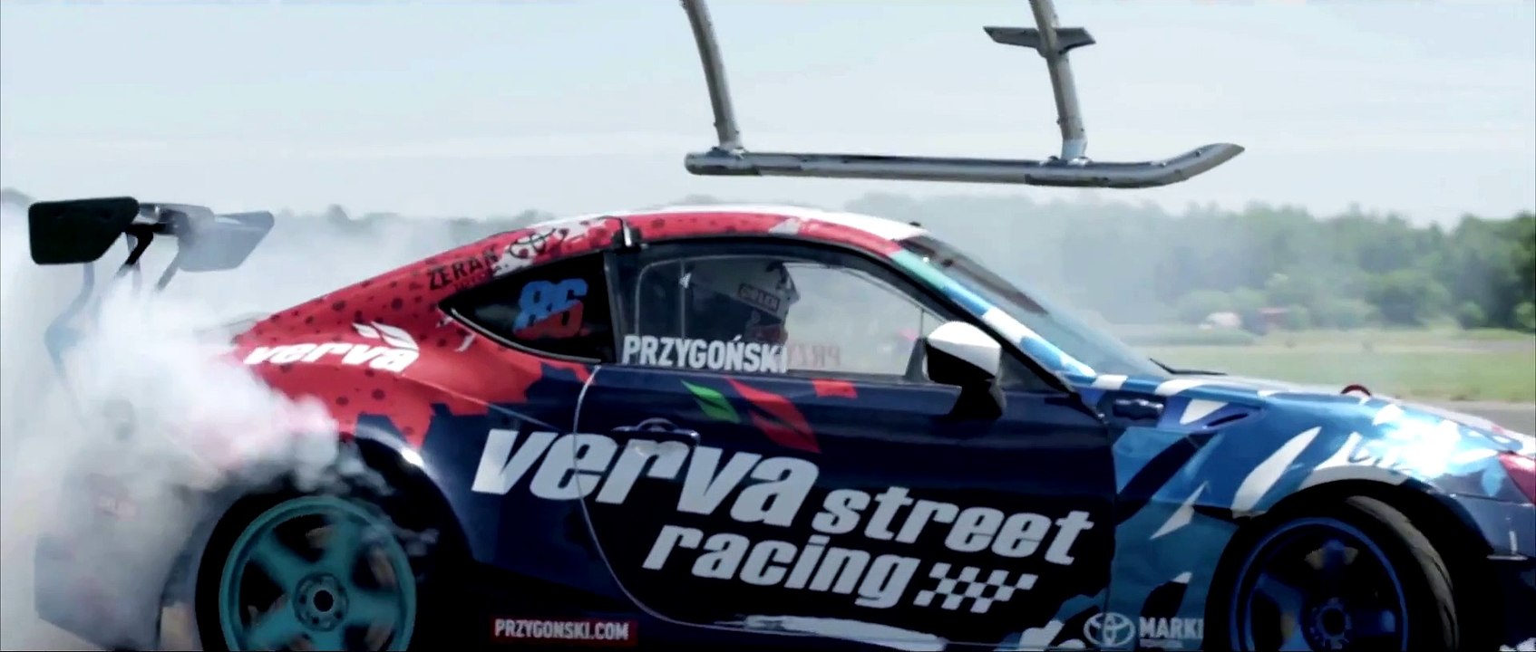 Course entre un hélicoptère et une voiture de rallye - Drift VS aerobatic