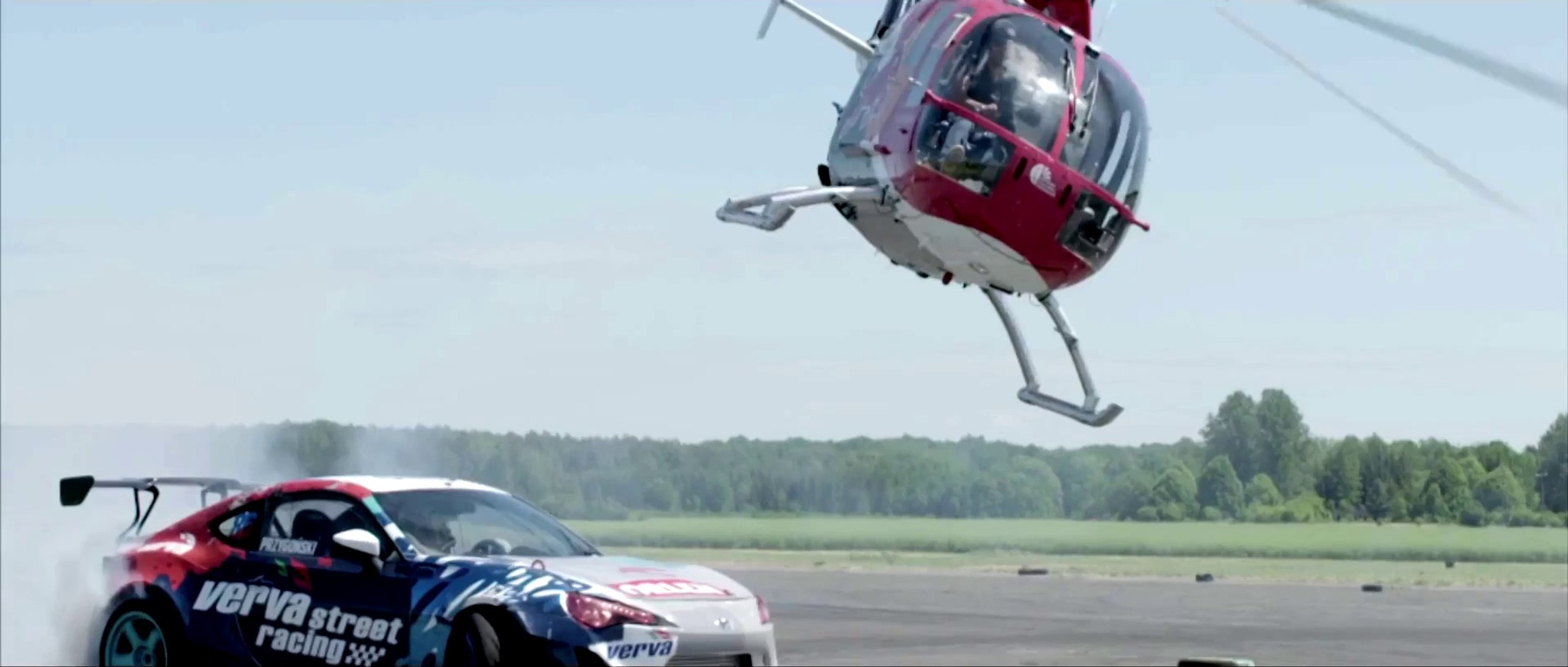 Helicopter closely chases a race car in this insane stunt - Vidéo Dailymotion