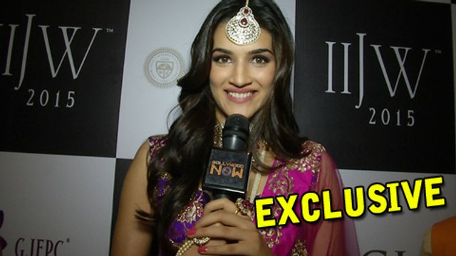 EXCLUSIVE!! Kriti Sanon Talks About Shahrukh & Kajol, Dilwale | IIJW 2015