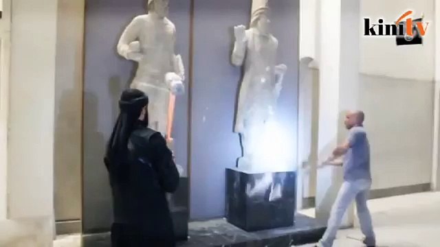IS jihadists shown destroying artefacts in Iraq's Mosul