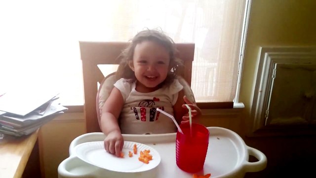 Just Do It! Une petite fille pliée de rire en écoutant le speech de Shia Labeouf