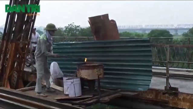 Bridge repairing workers send rivets on fire to themselves in Vietnam