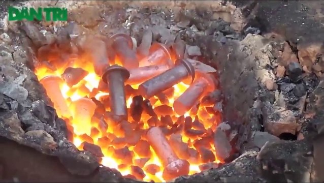 Ces ouvriers se lancent des clous chauffés à blanc - Réparation d'un pont au vietnam