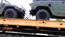 Cruzan cientos de vehículos militares de EU a México