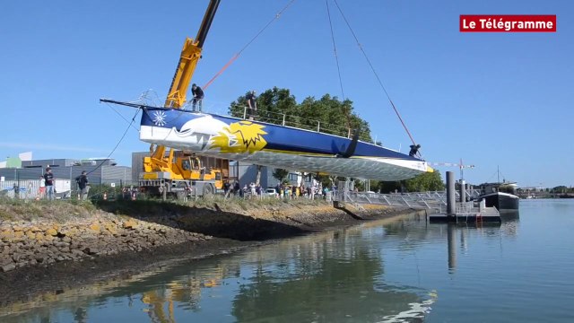 Vannes. Gitana-Edmond de Rothschild mis à l'eau