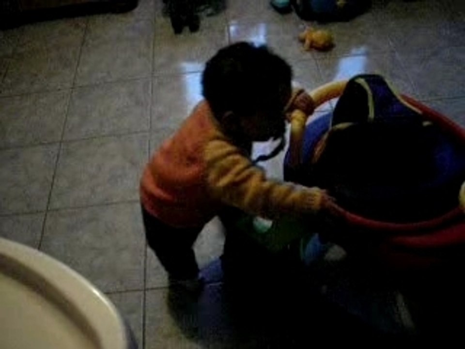 idriss marche avec le pousseur