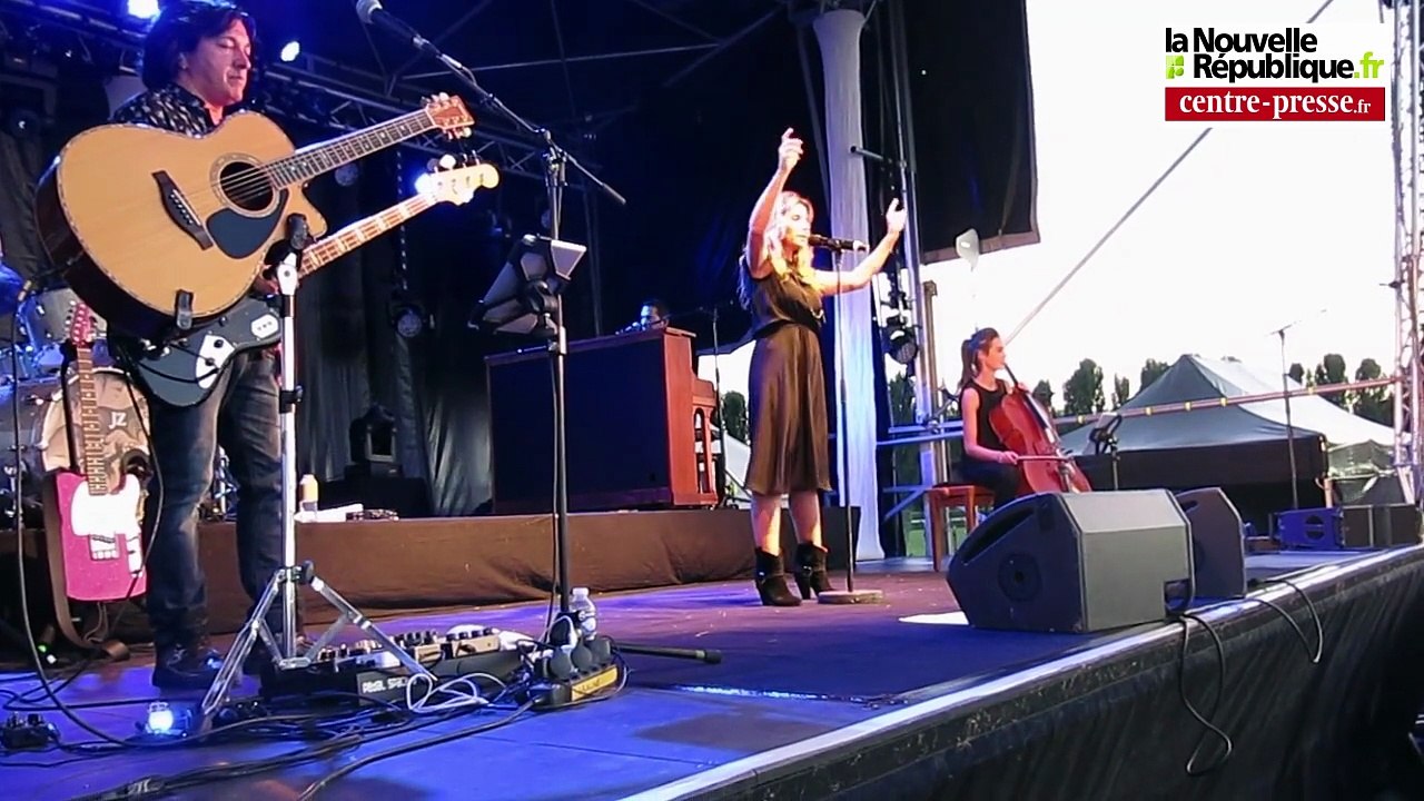 VIDEO. La Roche-Posay : 4000 personnes pour la radieuse Julie Zenatti au concert des Heures vagabondes