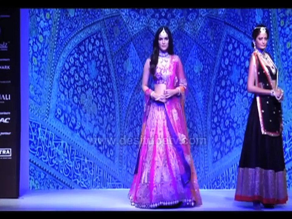 Heropanti Actress Kriti Sanon rocked as the stunning show-stopper for Jaipur-based Sunil Jeweller's