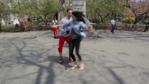 Des break dancers dansent sur de la musique classique en plein New York