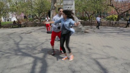 Des break dancers dansent sur de la musique classique en plein New York