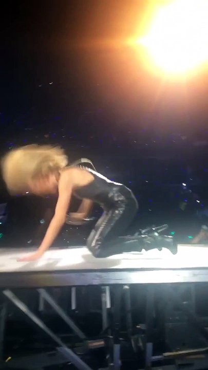 ORIGINAL - 2 Guys Attempt To Jump On Stage - Taylor Swift - 1989 Tour Edmonton