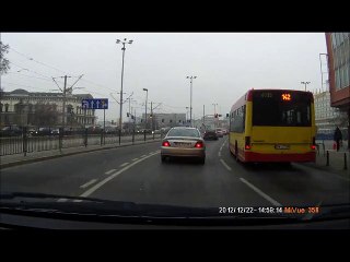 AUTOBUS MPK NA CZERWONYM