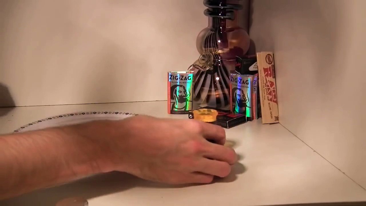 How to break up bud - Three different ways to break up your bud to roll a joint