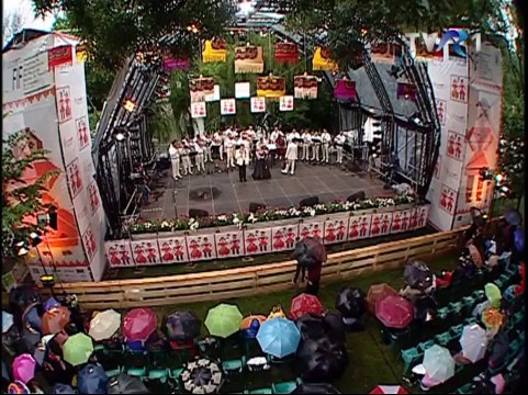 Doiniţa şi Ionuţ Dolănescu la Festivalul Muzici şi Tradiţii în Cişmigiu 2015 (@TVR1)