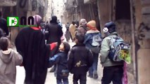 مخيم اليرموك إمرأة تطعم أطفالها من الحاوية بعد منعها من الخروج من المعبر وقنص المواطنين