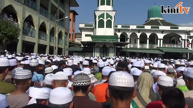 10:16 pagi: Ramai titis air mata selepas jenazah dibawa keluar