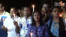 Hundreds gather to show solidarity with Anwar
