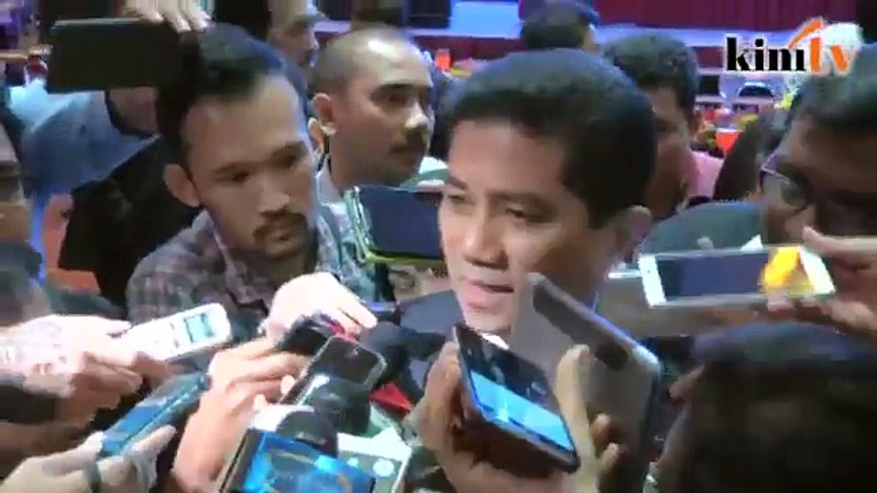 Azmin tersenyum ketika ulas kemungkinan ganti Anwar