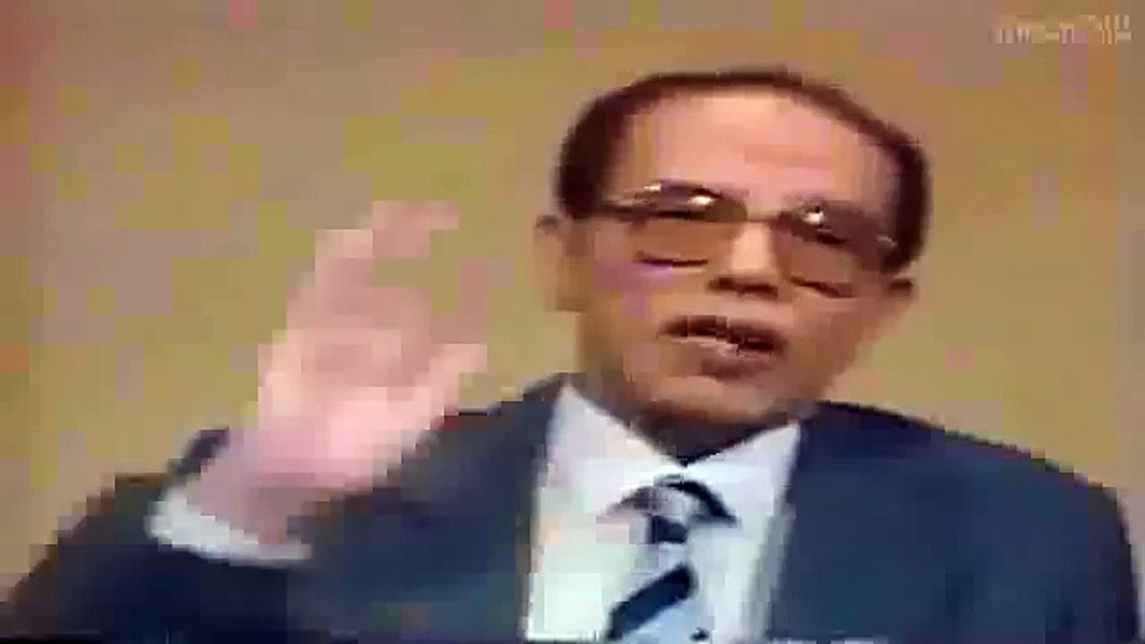 د مصطفى محمود يثبت طريقة بناء الأهرام وذكرها بالقران