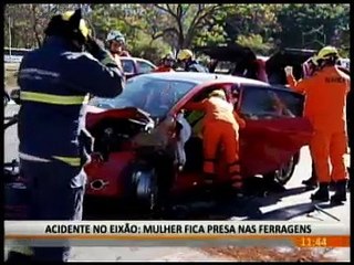 ACIDENTE NO EIXÃO: MULHER FICA PRESA NAS FERRAGENS