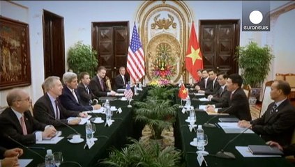 Vietnam, Kerry:"Le relazioni cresceranno ma occorre maggiore libertà"