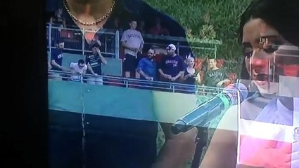 En plein match il vomit sur les spectateurs du dessous