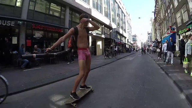 Longboard avec un souffleur de feuilles