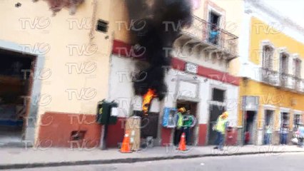 Corto circuito en Avenida Juarez causo alerta entre capitalinos que se encontraban cerca del lugar.