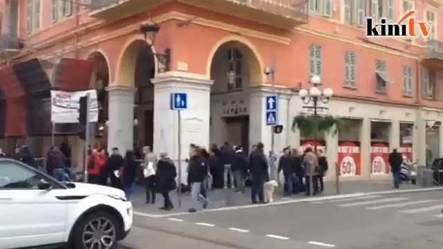 Three French soldiers attacked outside Jewish centre