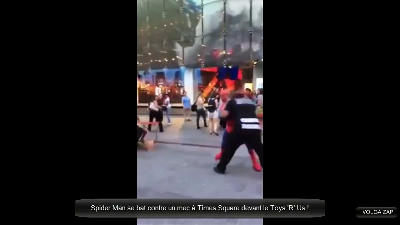 SpiderMan se bat contre un mec à Times Square devant le Toys 'R' Us !