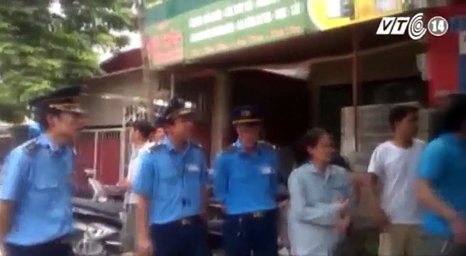 Người dân chặn xe quá tải vì đường xuống cấp tại phú thọ