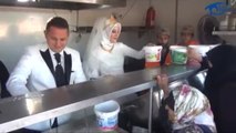 Unos recién casados comparten su banquete de boda con refugiados sirios