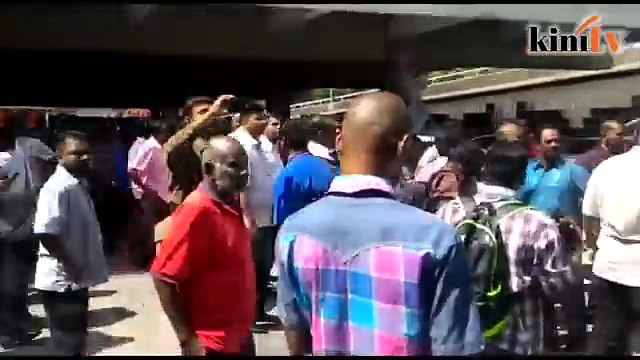 Anti-Palanivel crowd gathers at MIC HQ