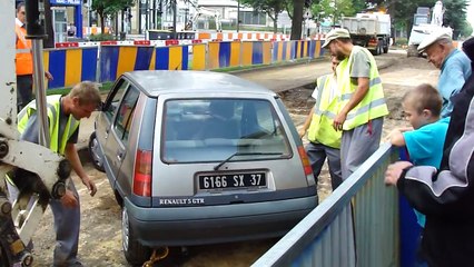 Insolite: il coince sa voiture dans le chantier