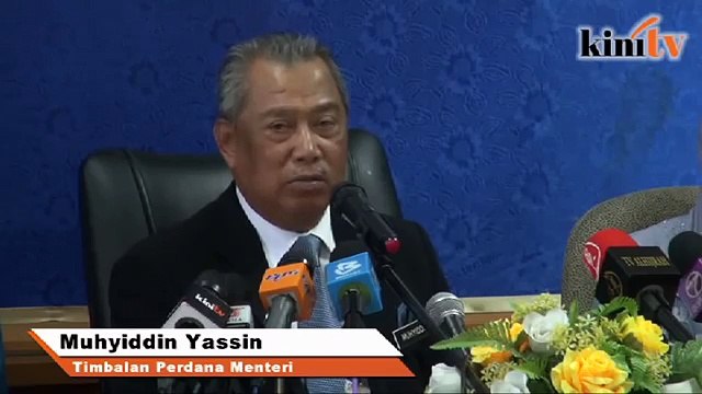 Kerusi, meja plastik, keluli untuk sekolah dilanda banjir