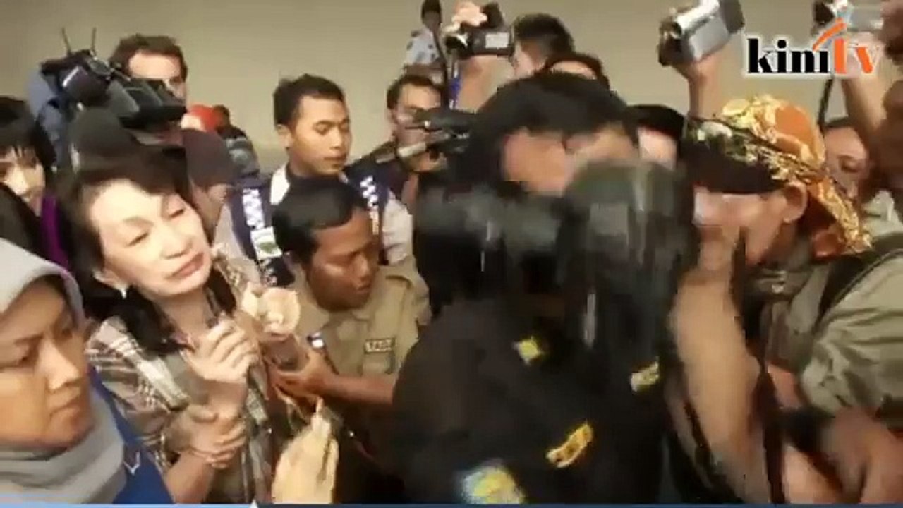 Air Asia gives financial compensation to victims' families