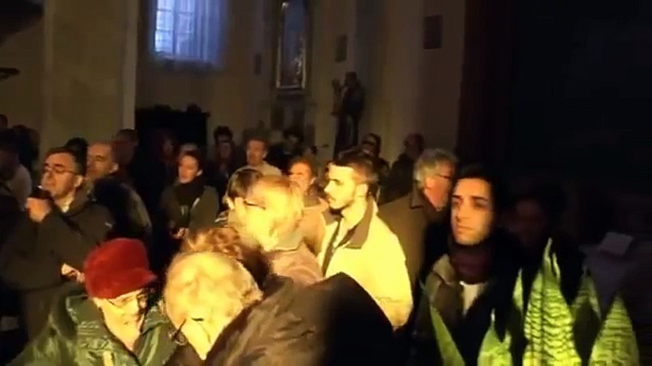 Cura italiano canta el Bella Ciao(canción antifascista) después de la misa