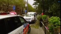 Bij het Sarphatipark in Amsterdam is een dode gevallen door de storm