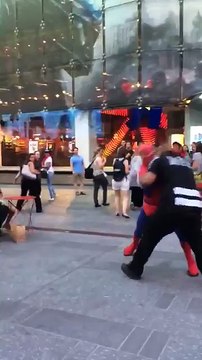 Spider-Man se déchaîne contre un homme à Times Square
