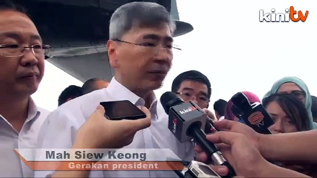 Gerakan ikrar tinjau kawasan banjir naiki pesawat AirAsia