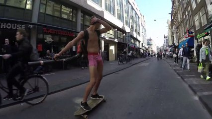 Tải video: Il fait du Longboard avec un souffleur de feuilles à Amsterdam!