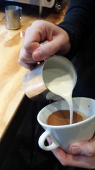 Quand un client ruine un beau dessin dans le café...