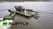 Russie: exercices militaire de franchissement d’une rivière, vu depuis les airs