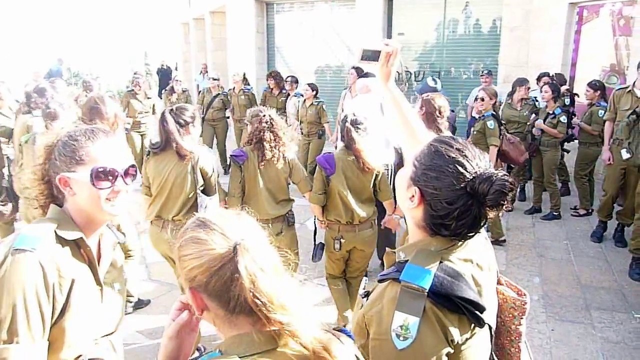 Young Israeli soldiers dancing in Jerusalem 1.MOV