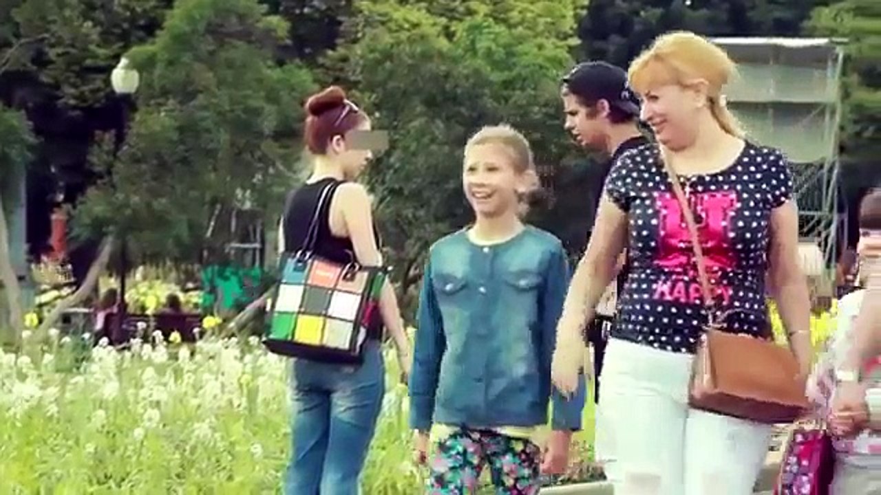 Dùng tiền dụ gái cởi áo Kiss Cam