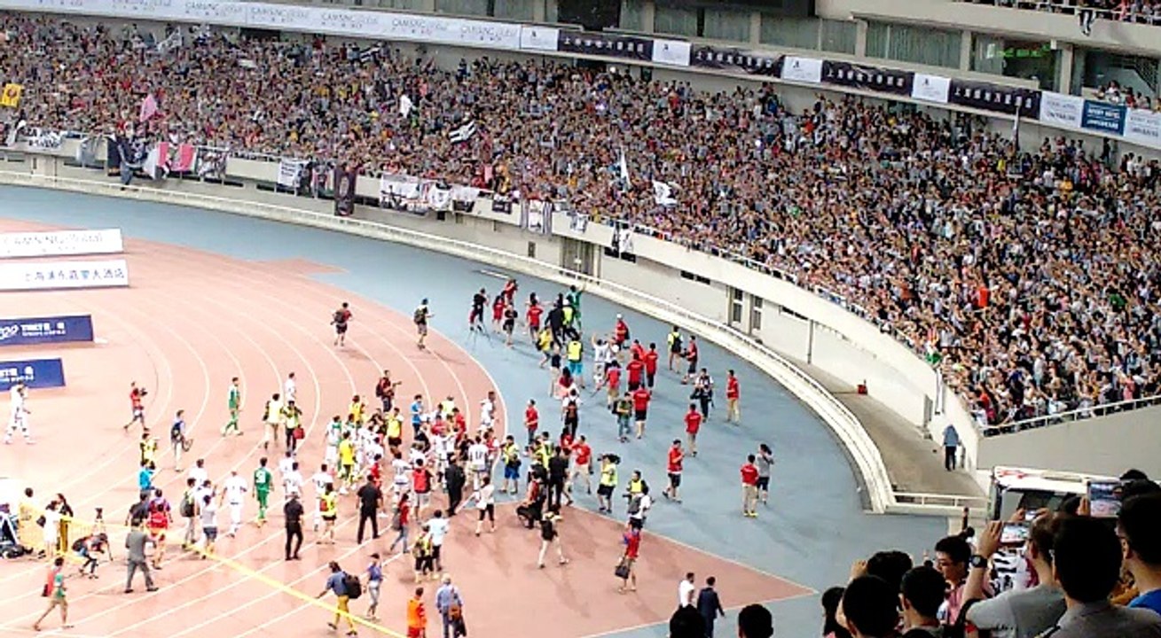 SHANGHAI - La Juventus festeggia sotto la curva